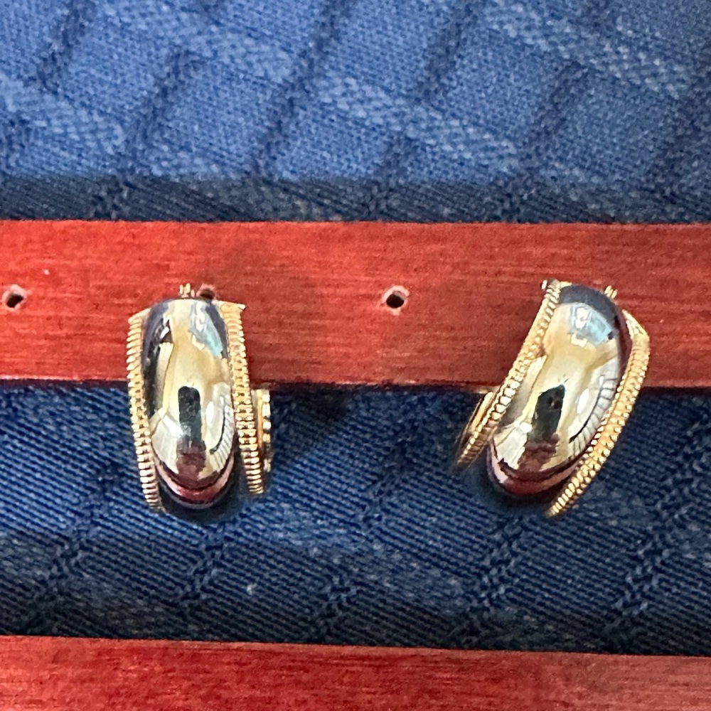 Stunning 18K white and yellow gold huggie style earrings with millwork edging